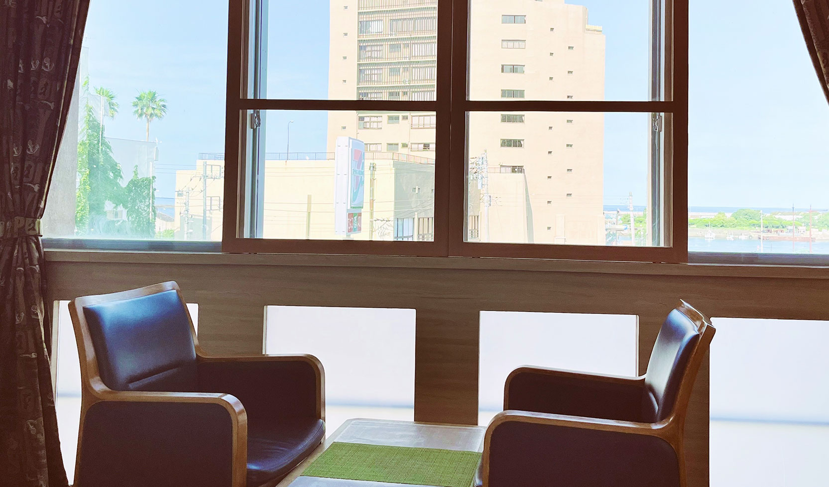 伊豆の海は都市型のホテル、135国道沿い、熱海市の中心に位置します。業務スーパー、便利店が隣接。徒歩で親水公園(花火会場)まで2分、起雲閣、マリンスパあたみまで5分、銀座街やサンビーチ、熱海港、Fuuaまで10分。ご観光にも飲食にも海遊びにも非常に便利です。