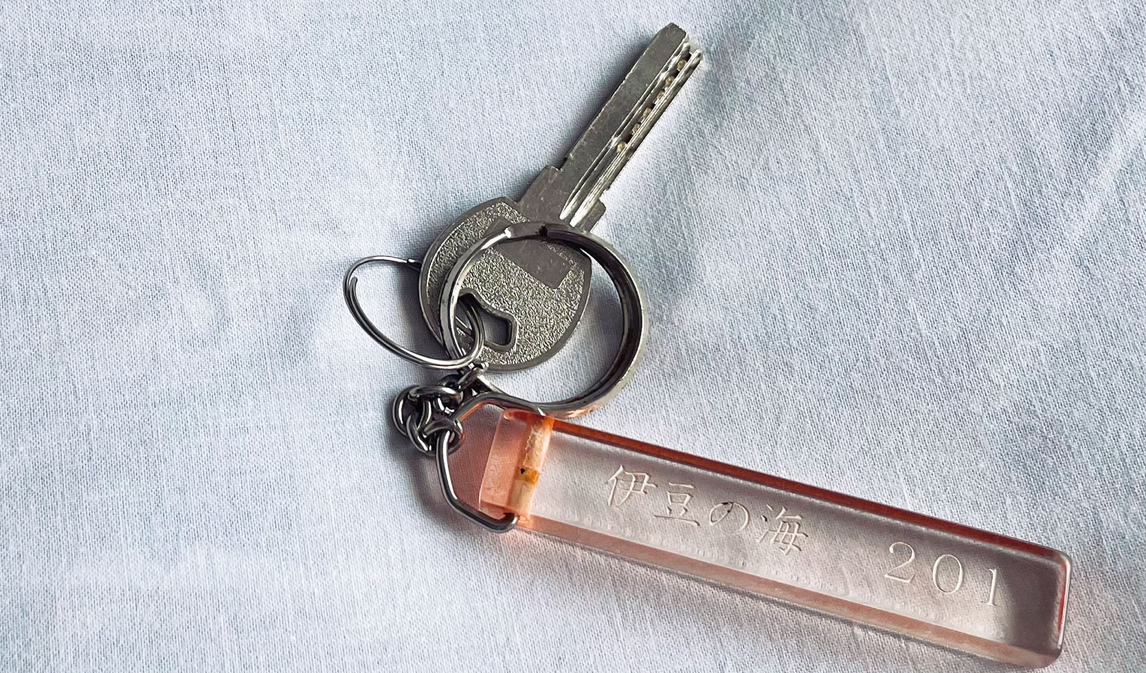 伊豆の海は都市型のホテル、135国道沿い、熱海市の中心に位置します。業務スーパー、便利店が隣接。徒歩で親水公園(花火会場)まで2分、起雲閣、マリンスパあたみまで5分、銀座街やサンビーチ、熱海港、Fuuaまで10分。ご観光にも飲食にも海遊びにも非常に便利です。