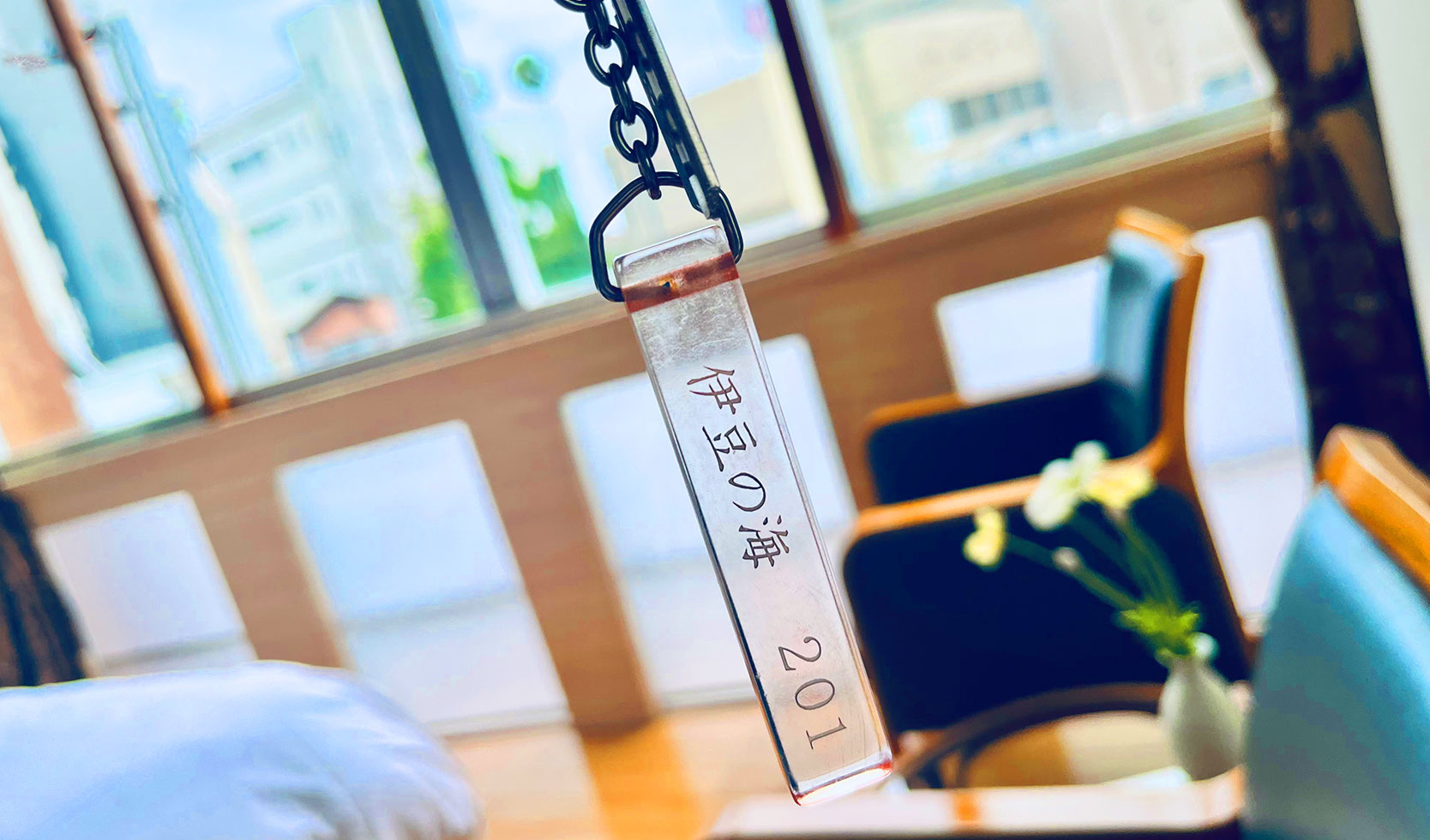 伊豆の海は都市型のホテル、135国道沿い、熱海市の中心に位置します。業務スーパー、便利店が隣接。徒歩で親水公園(花火会場)まで2分、起雲閣、マリンスパあたみまで5分、銀座街やサンビーチ、熱海港、Fuuaまで10分。ご観光にも飲食にも海遊びにも非常に便利です。