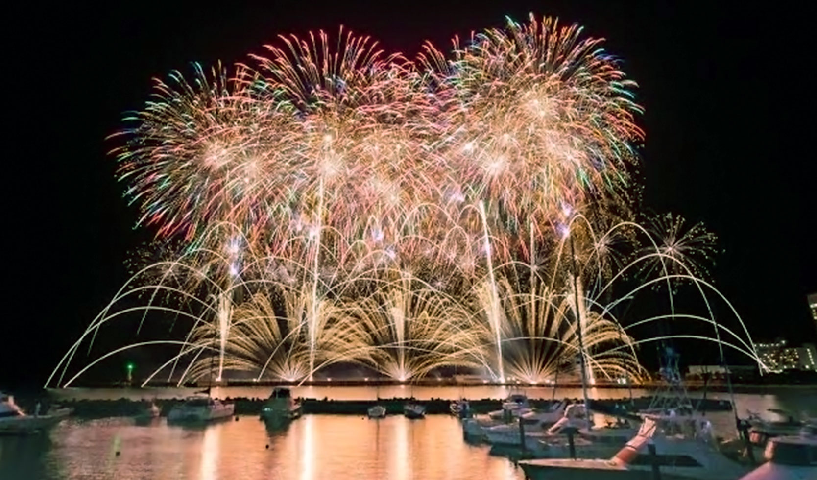 伊豆の海は都市型のホテル、135国道沿い、熱海市の中心に位置します。業務スーパー、便利店が隣接。徒歩で親水公園(花火会場)まで2分、起雲閣、マリンスパあたみまで5分、銀座街やサンビーチ、熱海港、Fuuaまで10分。ご観光にも飲食にも海遊びにも非常に便利です。